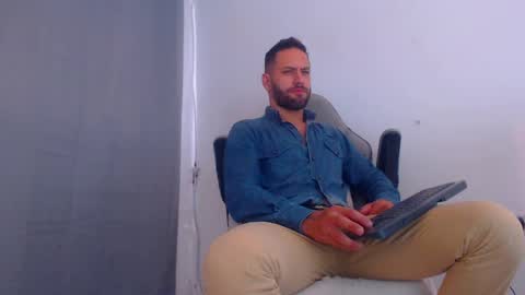 Snapshot of oliverdrew1 chatting on December 24, 9:11 pm oliver online show from December 24, 9:11 pm