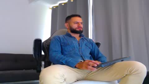 Snapshot of oliverdrew1 chatting on October 27, 12:51 pm oliver online show from October 27, 12:51 pm