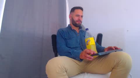 Snapshot of oliverdrew1 chatting on January 11, 6:23 pm oliver online show from January 11, 6:23 pm