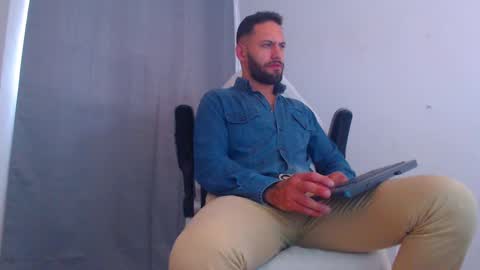 Snapshot of oliverdrew1 chatting on January 16, 8:03 pm oliver online show from January 16, 8:03 pm