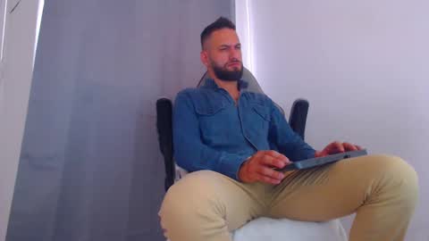 Snapshot of oliverdrew1 chatting on February 13, 5:54 pm oliver online show from February 13, 5:54 pm