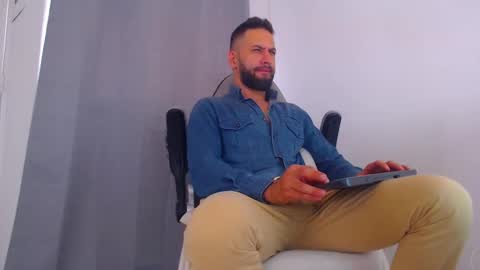 Snapshot of oliverdrew1 chatting on February 17, 7:10 pm oliver online show from February 17, 7:10 pm