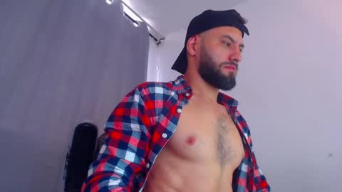 Snapshot of oliverdrew1 chatting on February 11, 6:01 pm oliver online show from February 11, 6:01 pm