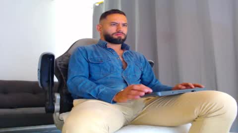 oliver online show from November 17, 3:48 pm