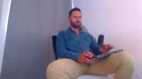 Snapshot of oliverdrew1 chatting on January 3, 7:29 pm oliver online show from January 3, 7:29 pm