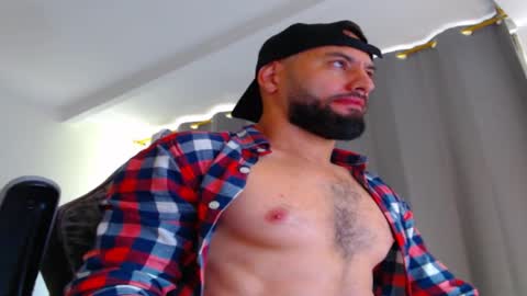 Snapshot of oliverdrew1 chatting on October 18, 1:05 pm oliver online show from October 18, 1:05 pm