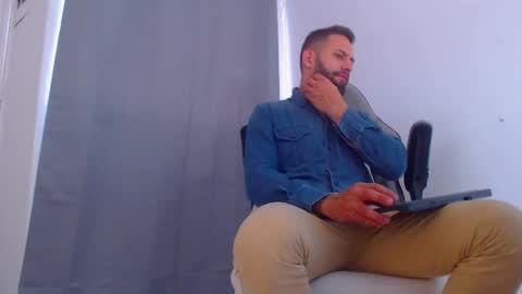 Snapshot of oliverdrew1 chatting on December 10, 6:28 pm oliver online show from December 10, 6:28 pm