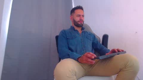 Snapshot of oliverdrew1 chatting on January 4, 6:19 pm oliver online show from January 4, 6:19 pm