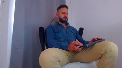 Snapshot of oliverdrew1 chatting on February 16, 9:05 pm oliver online show from February 16, 9:05 pm