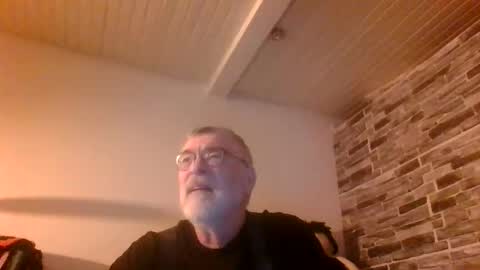 Snapshot of pinholder chatting on October 31, 10:57 pm Michael online show from October 31, 10:57 pm