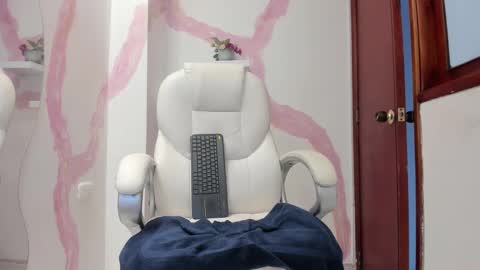 Raymond Stonee online show from December 5, 3:50 pm