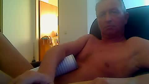 Snapshot of reini7211 chatting on October 3, 3:28 pm reini7211 online show from October 3, 3:28 pm