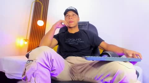 Snapshot of ricky_owens1 chatting on February 14, 7:44 pm Ricky  online show from February 14, 7:44 pm
