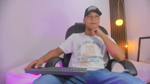 Snapshot of ricky_owens1 chatting on December 19, 9:17 pm Ricky  online show from December 19, 9:17 pm