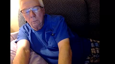 Snapshot of rk504 chatting on December 12, 1:10 am Ron online show from December 12, 1:10 am