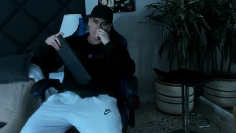 Roan Birkin online show from March 3, 9:43 pm