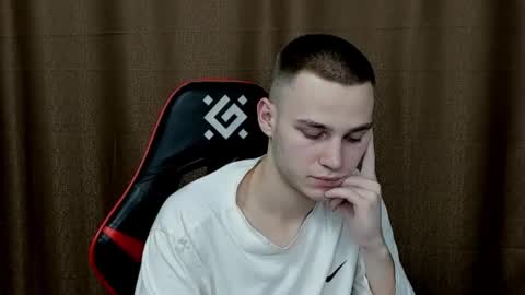 robert10211 online show from December 28, 6:40 pm