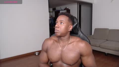 Snapshot of rogger_physique chatting on February 12, 4:33 am Rogger online show from February 12, 4:33 am