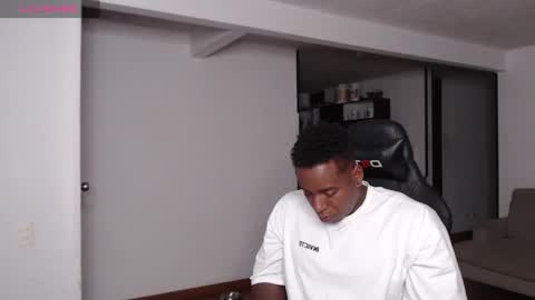 Snapshot of rogger_physique chatting on January 17, 2:08 am Rogger online show from January 17, 2:08 am