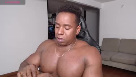 Snapshot of rogger_physique chatting on February 7, 4:06 am Rogger online show from February 7, 4:06 am