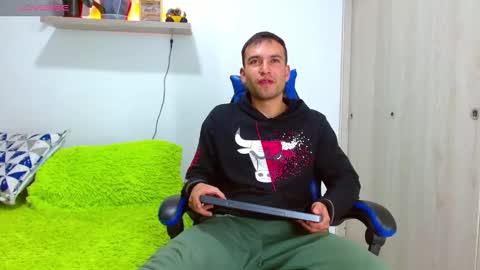 rolos_hot32 online show from September 22, 11:26 pm