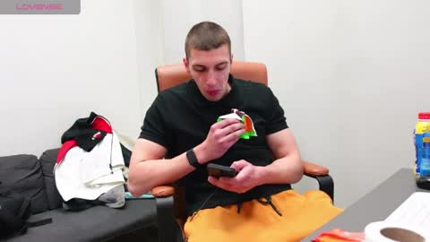 RYAN DOZER online show from April 6, 5:36 pm