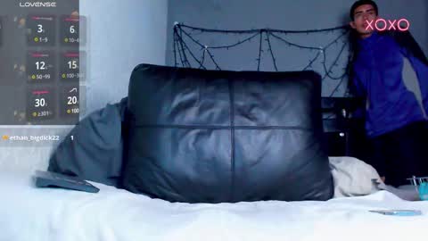 Snapshot of ryannhill_ chatting on February 26, 6:15 am Ryannhill  online show from February 26, 6:15 am