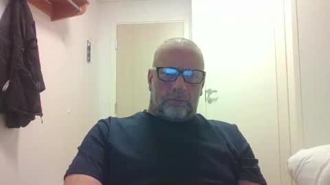 sandnesrune523 online show from February 18, 5:54 pm