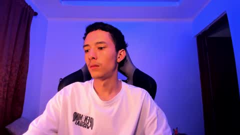 santi_twink19 online show from December 7, 4:53 am