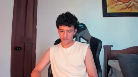 santi_twink19 online show from October 25, 9:38 pm