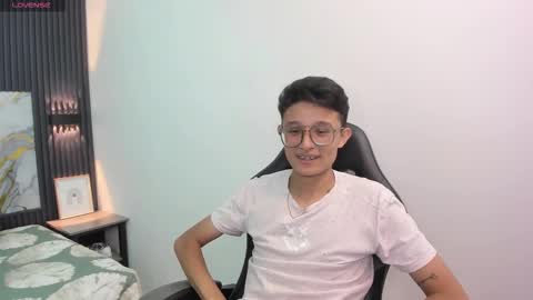 santiago_russo18 online show from February 16, 8:40 pm