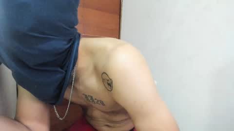 Snapshot of santiagoxxxtreme_ chatting on December 18, 7:52 pm Santiago    online show from December 18, 7:52 pm