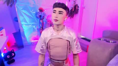     .  INDEPENDENT MODEL online show from March 4, 2:24 pm