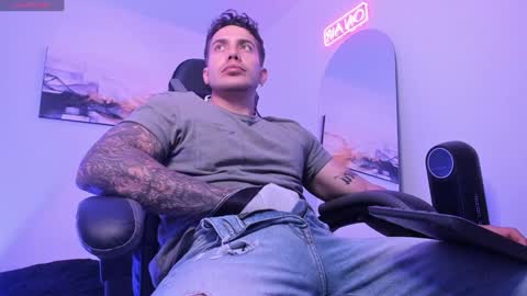 Snapshot of sebastianortizm chatting on December 28, 11:26 pm Lucian Sinclair online show from December 28, 11:26 pm