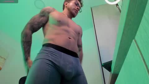 Snapshot of sebastianortizm chatting on February 22, 2:39 am Lucian Sinclair online show from February 22, 2:39 am