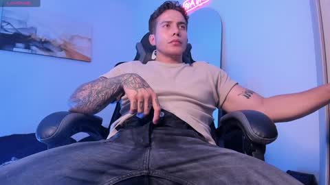 Snapshot of sebastianortizm chatting on January 14, 12:11 am Lucian Sinclair online show from January 14, 12:11 am