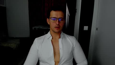 Snapshot of sexxymuscles4u chatting on October 31, 9:23 am Sexxymuscles4U online show from October 31, 9:23 am
