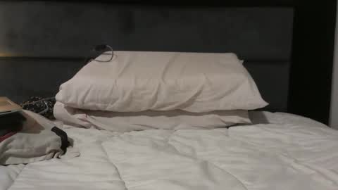 Snapshot of sexy_stepbro chatting on December 16, 11:18 pm sexy_stepbro online show from December 16, 11:18 pm