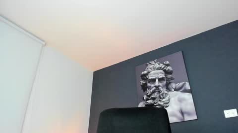 simon_leon01 online show from December 9, 10:54 am