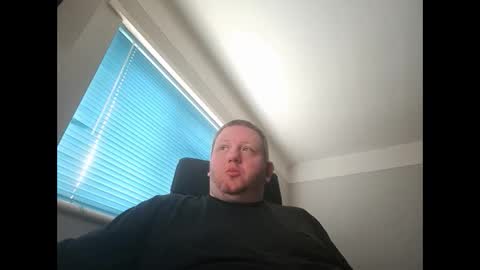 Snapshot of smallone19832 chatting on February 27, 10:37 am smallone19832 online show from February 27, 10:37 am