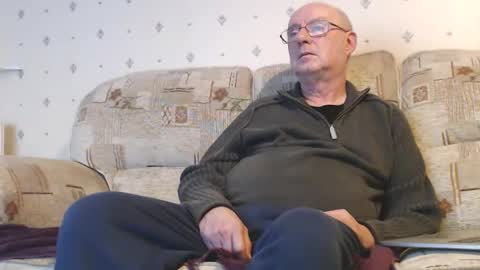 Snapshot of smallsteve562 chatting on December 17, 9:16 pm Steve online show from December 17, 9:16 pm