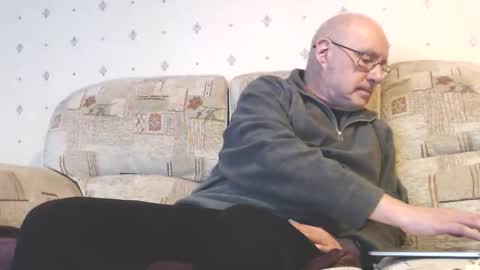 Snapshot of smallsteve562 chatting on December 15, 10:58 pm Steve online show from December 15, 10:58 pm