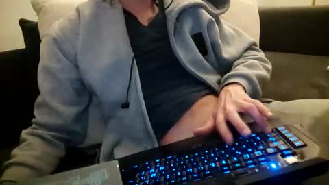 Smokeandwatching online show from December 8, 12:18 am