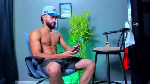 Snapshot of stev_velez chatting on October 22, 12:42 pm Steve  online show from October 22, 12:42 pm