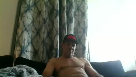 Snapshot of suckitu812 chatting on December 17, 3:17 am SUCKITU812 online show from December 17, 3:17 am