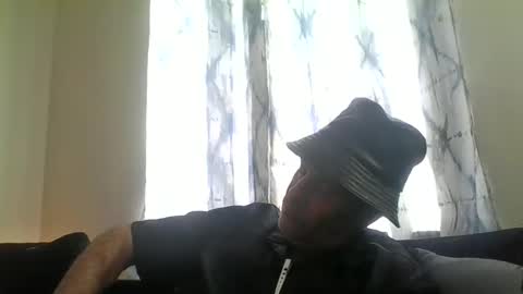 Snapshot of suckitu812 chatting on December 8, 7:32 pm SUCKITU812 online show from December 8, 7:32 pm