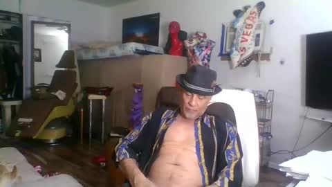 Snapshot of suckitu812 chatting on February 17, 11:13 am SUCKITU812 online show from February 17, 11:13 am