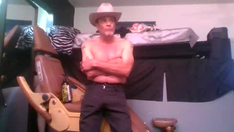 Snapshot of suckitu812 chatting on December 30, 3:58 am SUCKITU812 online show from December 30, 3:58 am