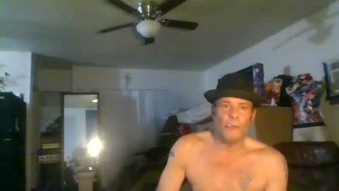 Snapshot of suckitu812 chatting on February 5, 10:51 am SUCKITU812 online show from February 5, 10:51 am