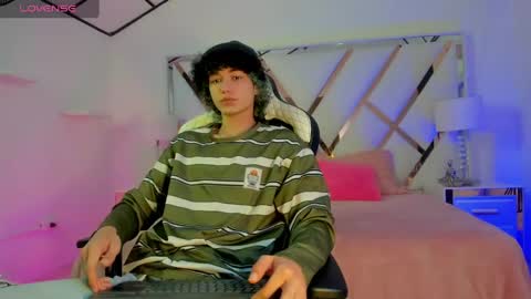 thanier_18 online show from April 4, 7:11 pm